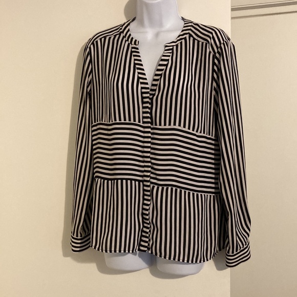 Worthington Blouse - Picture 2 of 2